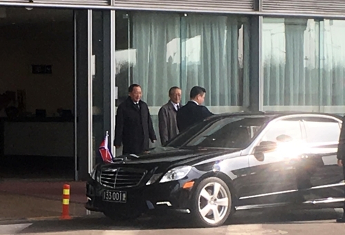 3月19日，在北京首都机场，朝鲜外相李勇浩（左一）结束为期4天的访瑞行程后飞抵北京首都机场。（韩联社）