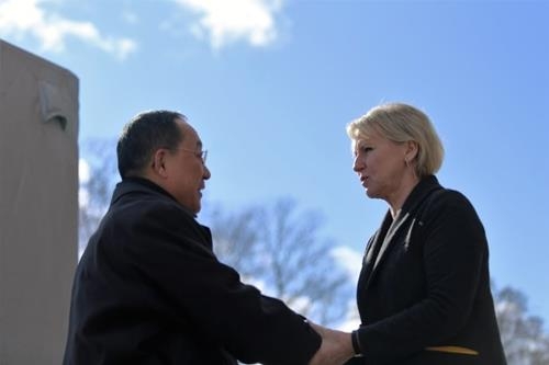 资料图片：朝鲜外相李勇浩（左）与瑞典外长瓦尔斯特伦会面。（韩联社/瑞典外交部提供）