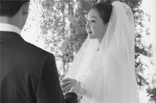 崔智友婚纱照（YG娱乐提供）
