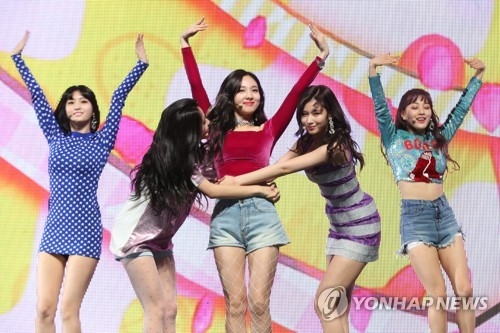 4月9日下午，在首尔广津区YES 24剧场，女团TWICE举行第5张迷你专辑《What is Love？》抢听会。(韩联社)