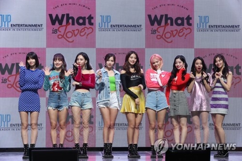 4月9日下午，在首尔广津区YES 24剧场，女团TWICE举行第5张迷你专辑《What is Love？》抢听会并摆出造型供记者拍照。(韩联社)