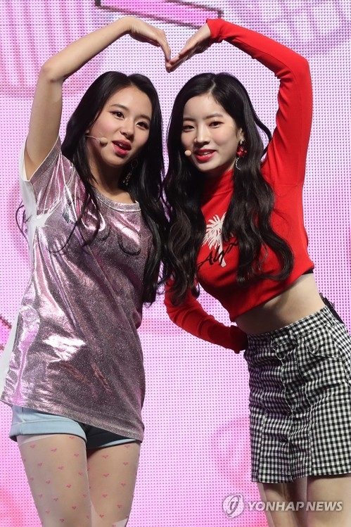 4月9日下午，在首尔广津区YES 24剧场，女团TWICE举办第5张迷你专辑《What is Love？》抢听会。图为成员彩瑛和多贤展现精彩舞台。(韩联社)