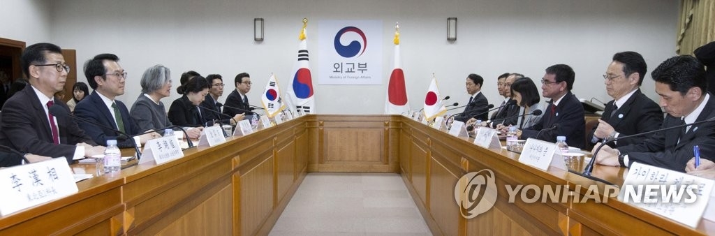 4月11日，在首尔韩国外交部大楼，韩国外长康京和（左三）在韩日外长会谈上致辞。（韩联社）