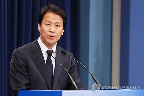 在韩朝首脑会谈进入倒计时10天的4月17日下午，在青瓦台，任钟皙召开记者会介绍文金会筹备进展。（韩联社）