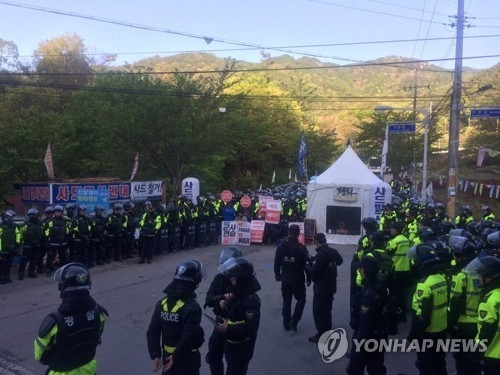 4月25日，在庆尚北道星州郡，8名反对国防部将建材运进萨德基地的居民遭警方强制驱散。（韩联社）