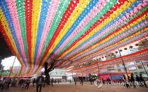 5月13日，在首尔曹溪寺，寺院悬挂起彩色灯笼迎接5月22日佛祖诞辰纪念日。（韩联社）