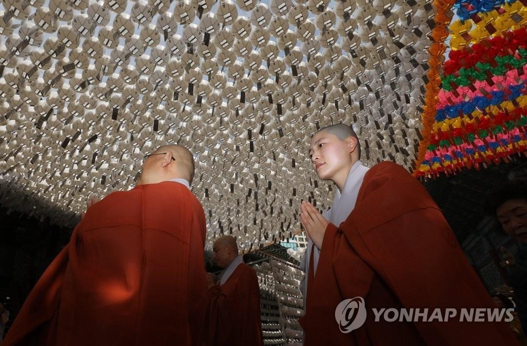 资料图片：4月26日上午，曹溪寺举行敲钟活动祈愿韩朝首脑会谈成功。（韩联社）