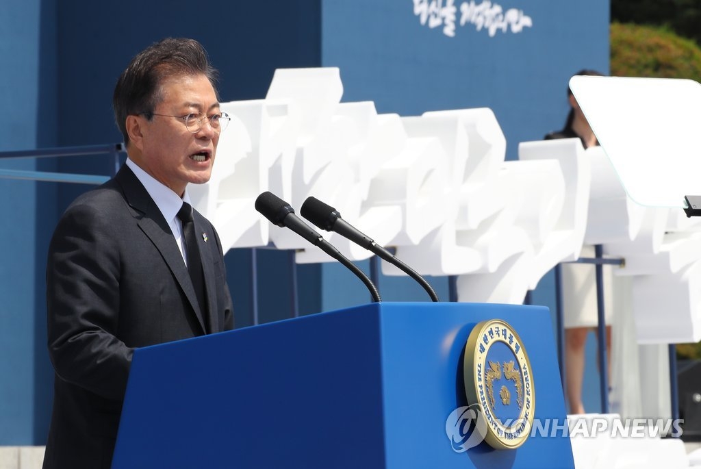6月6日上午，在大田显忠院，韩国总统文在寅出席第63届显忠日纪念仪式并致辞。（韩联社）