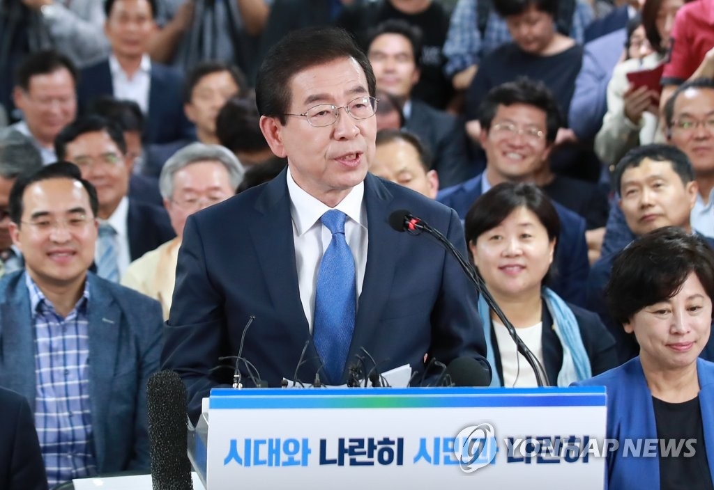 6月13日，在首尔钟路区，民主党籍首尔市长候选人朴元淳发表讲话对市民表示感谢。（韩联社）