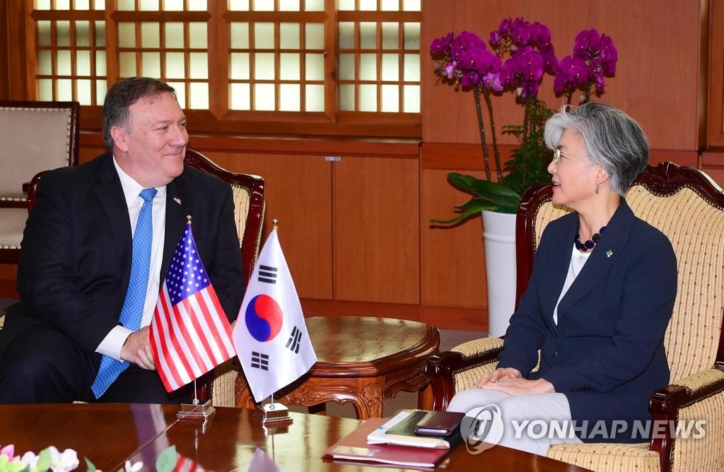 6月14日，在首尔韩国外交部大楼，外交部长官康京和（右）与美国国务卿蓬佩奥举行会谈。（韩联社）