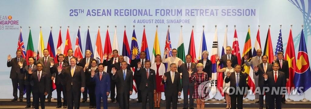 资料图片：8月4日，在新加坡，出席第25届东盟地区论坛的各国外长合影留念。（韩联社）