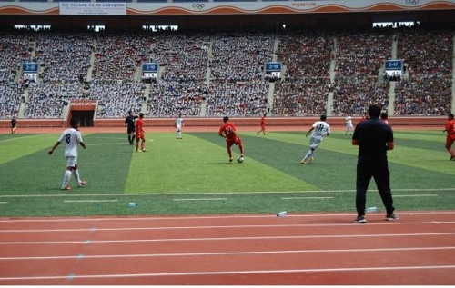 资料图片：2015年8月22日，在朝鲜平壤，参加第二届阿里体育杯足球赛的选手们在比赛。（韩联社/江原道政府提供）