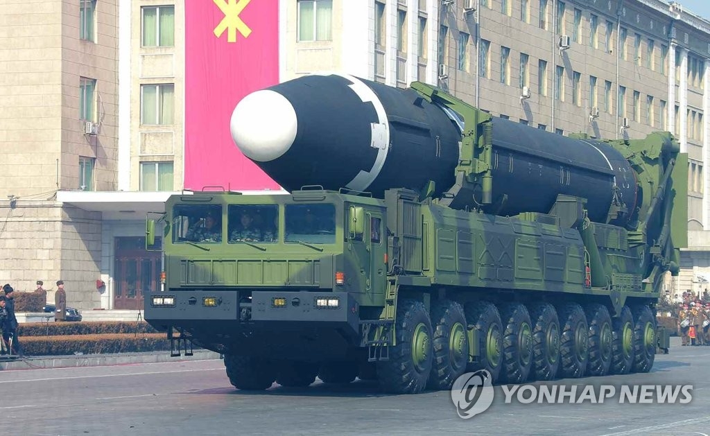 资料图片：朝鲜《劳动新闻》2月9日刊登前一天在建军节阅兵式上亮相的“火星-15”导弹照片。图片仅限韩国国内使用，严禁转载复制。（韩联社/《劳动新闻》）