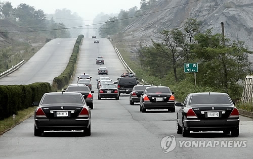 资料图片：2007年10月2日，时任总统卢武铉为出席韩朝领导人会晤乘车访问朝鲜。图为卢武铉一行车辆经过开城至平壤高速公路开往朝鲜。（韩联社）