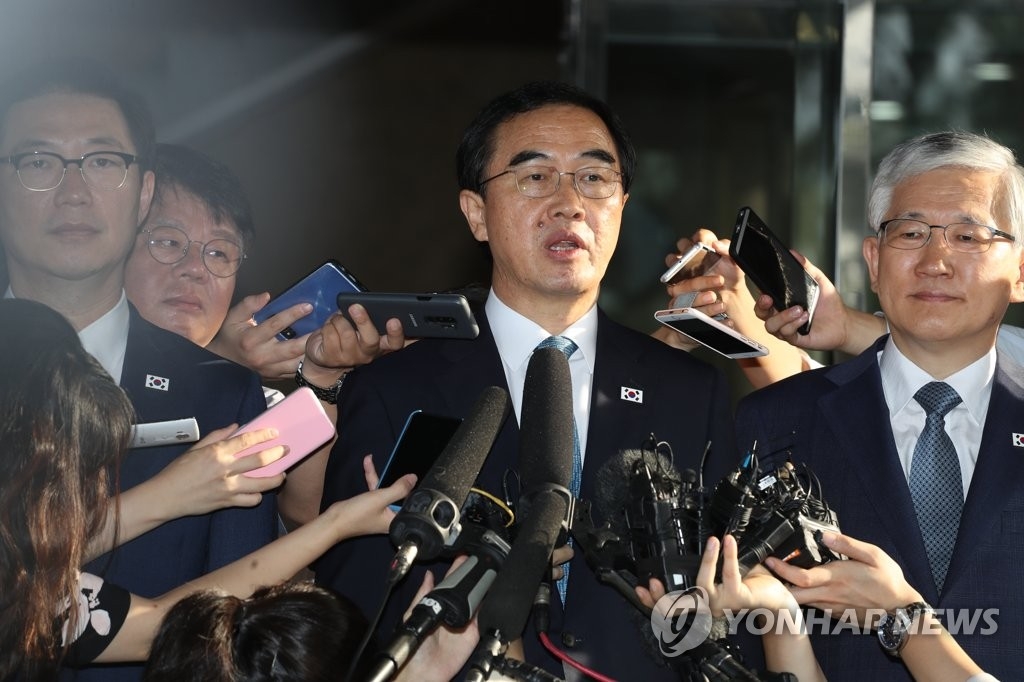 8月13日，在首尔南北会谈本部，韩国统一部长官赵明均（居中）答记者问。（韩联社）