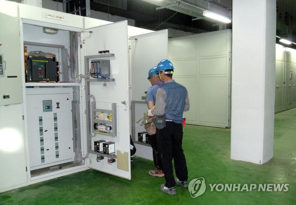 资料图片：图为维修人员对韩朝联办综合支援中心的器械设备进行检查。（韩联社/统一部提供）