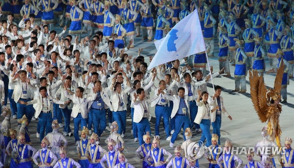 8月18日，在雅加达亚运会开幕式上，韩朝代表团共同入场。（韩联社）