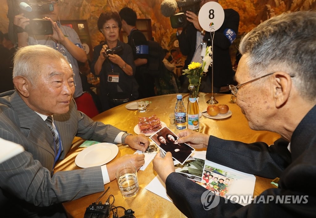 8月20日，在朝鲜金刚山酒店，参加韩朝离散家属团聚活动的韩国老人与身在朝鲜的弟弟见面。（韩联社）