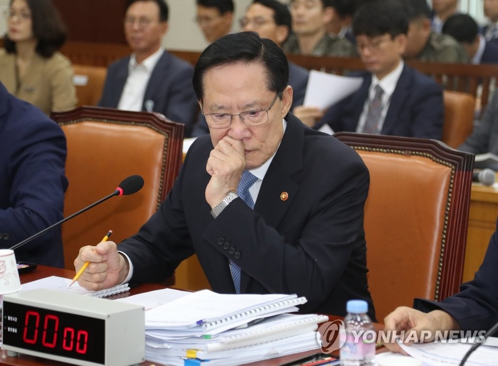 8月24日，在韩国国会，国防部长官宋永武出席国防委员会全体会议。（韩联社）