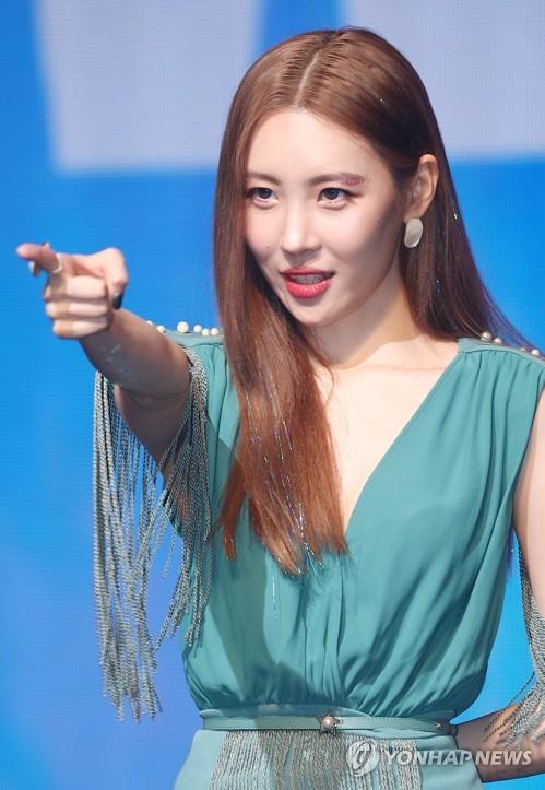 在首尔市梨花女子大学三星馆,宣美在新辑抢听会上演唱主打歌《siren》