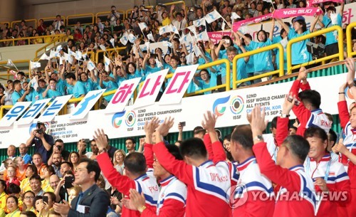 资料图片：9月1日，在2018射击世锦赛开幕式上，朝鲜选手向观众挥手致意。（韩联社）
