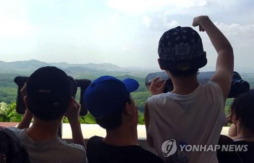 资料图片：从都罗山瞭望台眺望朝鲜的游客（韩联社）