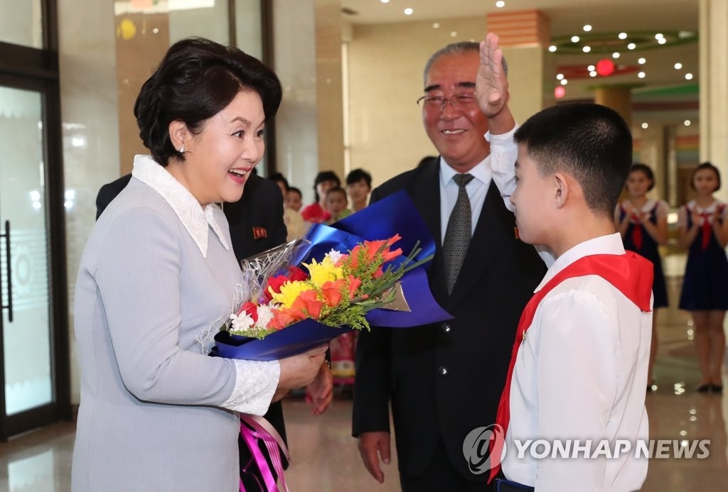 9月19日上午，韩国总统文在寅夫人金正淑女士（左）访问万景台学生少年宫，受到该校校长和学生欢迎。（韩联社/联合采访团）