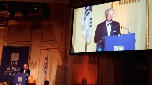 当地时间9月21日，在美国纽约曼哈顿，韩国CJ集团会长孙京植在韩国社会年度晚宴上获颁“范佛里特”奖并发表获奖感言。（韩联社）