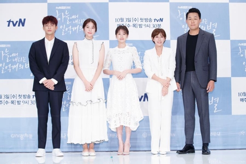 9月28日下午，在首尔永登浦，演员徐仁国（左起）、徐恩秀、郑素敏、张英南、朴成雄出席tvN新剧《从天而降的一亿颗星星》的发布会。（tvN提供）