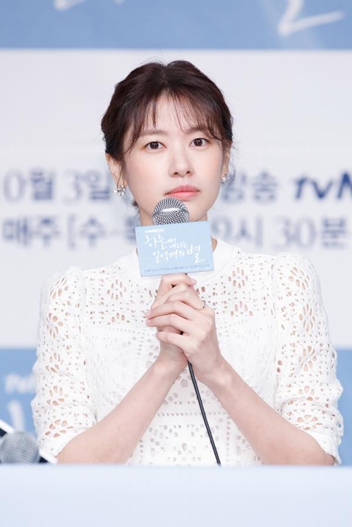 9月28日下午，在首尔永登浦，演员郑素敏出席tvN新剧《从天而降的一亿颗星星》的发布会。（tvN提供）
