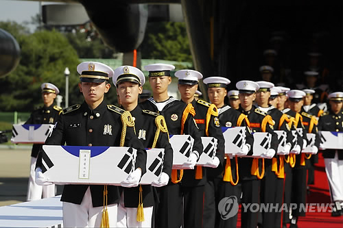 10月1日，在朝鲜境内发掘的64具韩国国军遗骸抵达首尔机场。（韩联社）