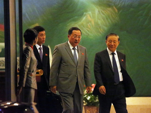 10月2日下午，在首都国际机场，朝鲜外务相李容浩（右二）结束联大行程飞抵北京。（韩联社）