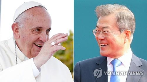 韩国总统文在寅（右）和教皇方济各（韩联社）