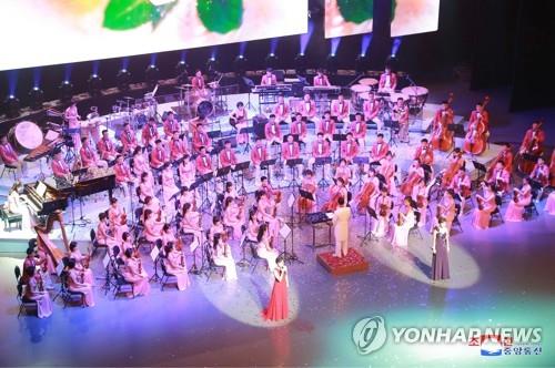 资料图片：2月12日，朝鲜三池渊管弦乐团在首尔演出，韩国总统文在寅夫妇到场观看。图片仅限韩国国内使用，严禁转载复制。（韩联社/朝中社）
