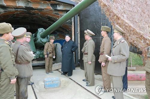 正在视察朝鲜海岸炮的金正恩。图片仅限韩国国内使用，严禁转载复制。(韩联社/朝中社)
