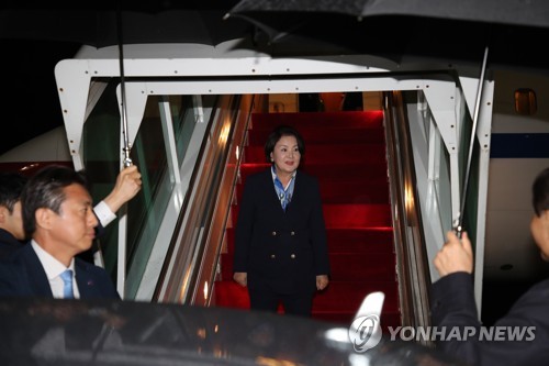11月8日上午，在位于京畿道城南市的首尔机场，结束访印之行回国的韩国总统文在寅夫人金正淑走下专机。（韩联社）