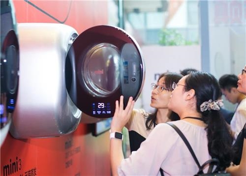 资料图片：在杭州阿里巴巴总部展示的大宇壁挂式滚筒洗衣机（大宇电子供图）
