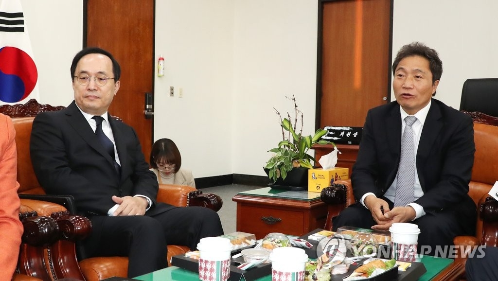 11月14日上午，在韩国国会，国会情报委委员长李鹤宰（右）、国家情报院第二次长金相均出席座谈会。（韩联社）