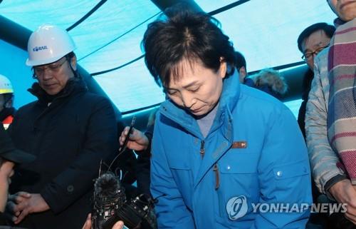12月9日，在江原道江陵市，韩国国土部长官金贤美在高铁列车脱轨事故现场向全民道歉。（韩联社）