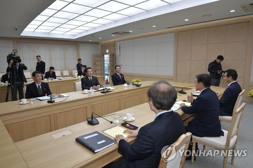 办公室,韩国保健福祉部次官(副部长)权德喆(左二)和朝鲜保健省国家