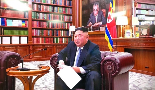 1日1日，在朝鲜劳动党中央委员会大楼，朝鲜国务委员会委员长金正恩端坐在沙发上发表新年贺词。（韩联社/朝鲜中央电视截图）