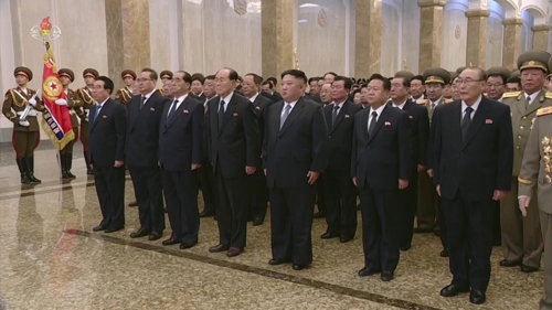 1月1日，在平壤，朝鲜国务委员会委员长金正恩（前排右三）在新年到来之际前往安置金日成和金正日遗体的锦绣山太阳宫参拜。图片仅限韩国国内使用，严禁转载复制。（韩联社）