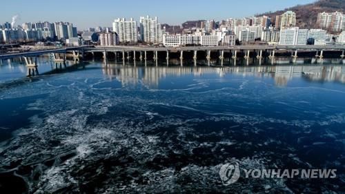 资料图片：矗立在江畔的首尔公寓（韩联社）