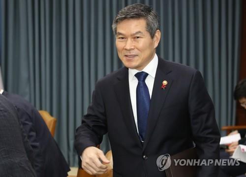资料图片：韩国防长郑景斗（韩联社）