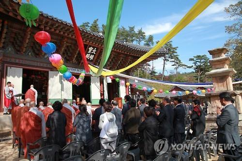 资料图片：韩朝佛教人士在金刚山神溪寺举办统一祈愿活动。（韩联社）