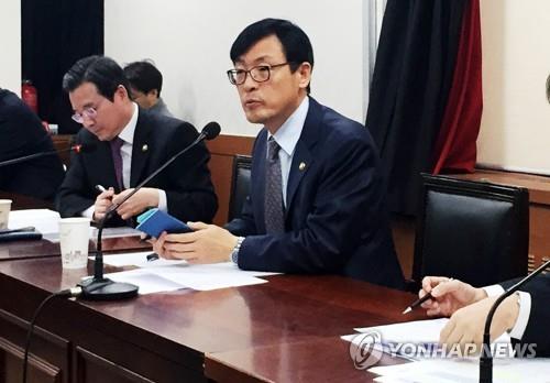 1月4日，企划财政部第一次官李昊昇在会议上发言。（韩联社/企划财政府供图）