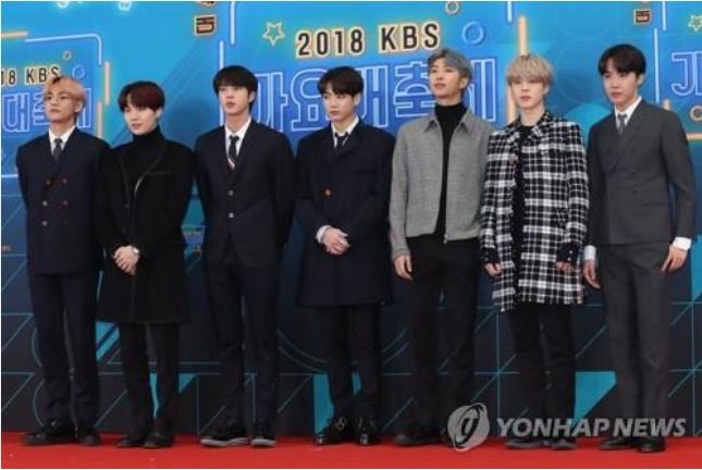 资料图片：2018年12月28日，在位于首尔汝矣岛的KBS电视台，防弹少年团出席“2018KBS歌谣大庆典”红毯秀，并摆姿势供媒体拍照。（韩联社）