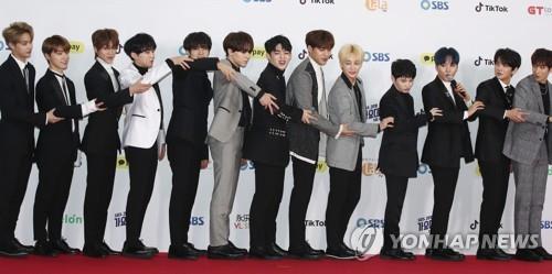 资料图片：2018年12月25日，在首尔高尺巨蛋，男团SEVENTEEN出席《SBS歌谣大典》红毯仪式，并摆姿势供媒体拍照。（韩联社）