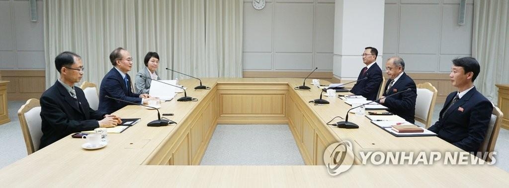 资料图片：12月12日，在韩朝联络办事处，韩朝举行卫生合作小组会谈。（韩联社/统一部供图）
