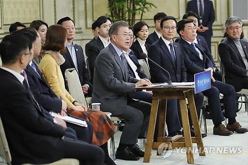 资料图片：1月7日下午，在青瓦台迎宾馆举行的"与中小、风险企业家对话"活动上，文在寅（前排左四）发言。（韩联社）